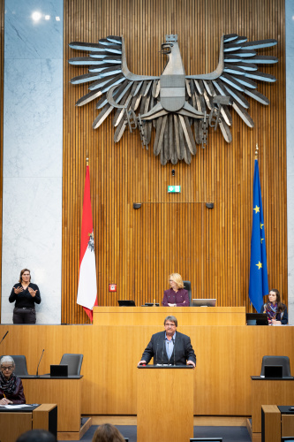 Nationalratsabgeordneter Josef Muchitsch (SPÖ) am Rednerpult, , Zweite Nationalratspräsidentin Doris Bures (SPÖ) am Präsidium