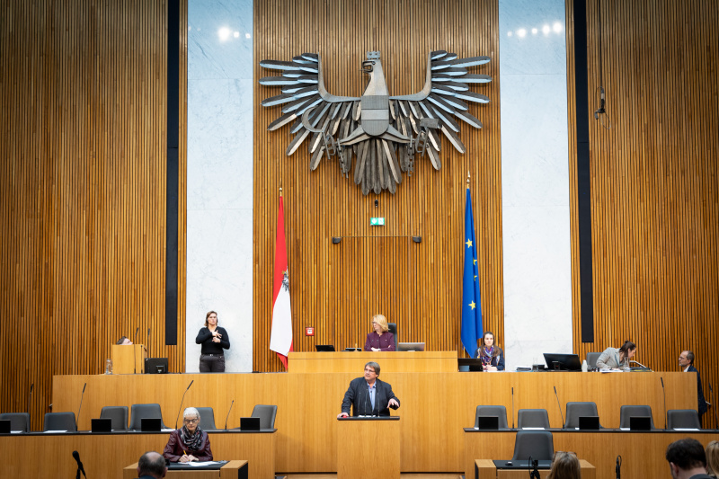 Nationalratsabgeordneter Josef Muchitsch (SPÖ) am Rednerpult, , Zweite Nationalratspräsidentin Doris Bures (SPÖ) am Präsidium