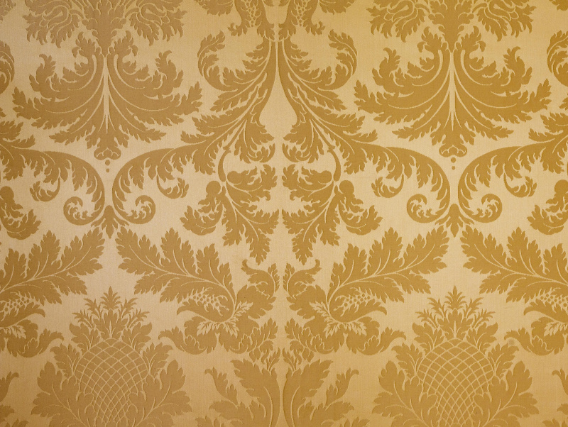 Wandtapete in gold-weiß mit Pflanzenmotiven. Maria Theresien Appartement ab 1860