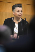 Am Rednerpult: Nationalratsabgeordnete Olga Voglauer (GRÜNE)