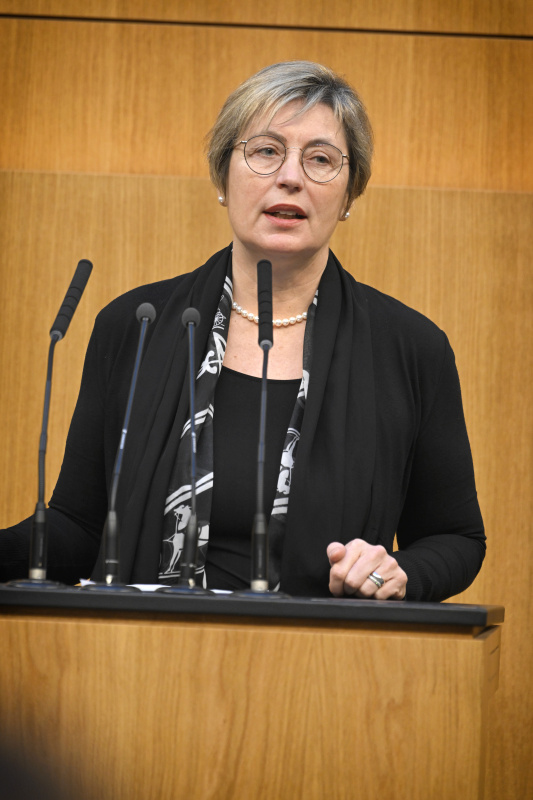 Am Rednerpult: Nationalratsabgeordnete Michaela Steinacker (ÖVP)