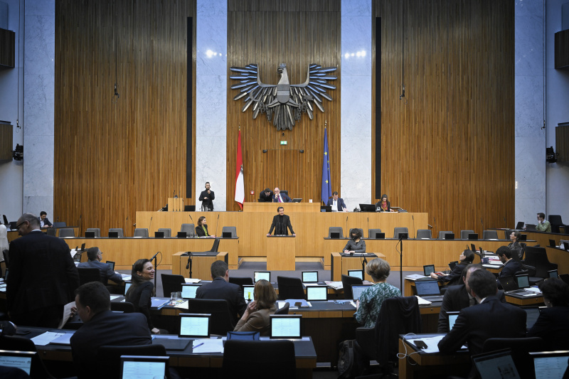 Am Rednerpult: Nationalratsabgeordneter Christian Oxonitsch (SPÖ). Blick Richtung Sitzungsteilnehmer:innen