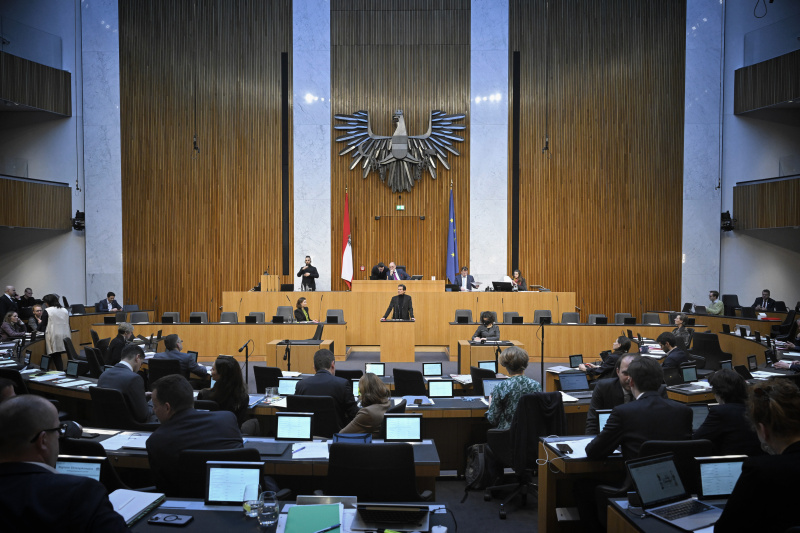 Am Rednerpult: Nationalratsabgeordneter Christian Oxonitsch (SPÖ). Blick Richtung Sitzungsteilnehmer:innen