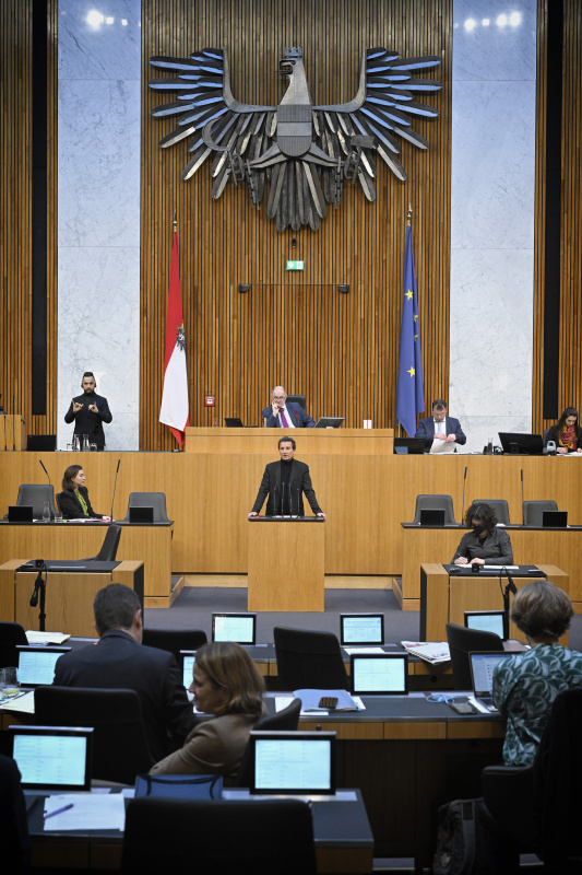 Am Rednerpult: Nationalratsabgeordneter Christian Oxonitsch (SPÖ). Blick Richtung Sitzungsteilnehmer:innen