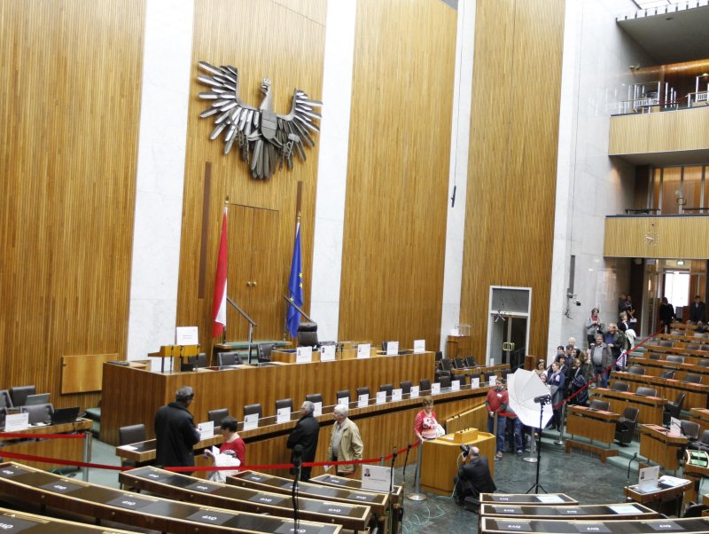 Im Nationalratssitzungssaal konnte man sich am Rednerpult fotografieren lassen
