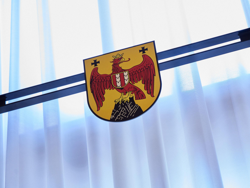 Blick auf das burgenländische Wappen über dem Präsidium