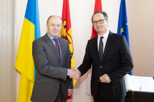 Fahnenfoto. Von rechts: Bundesratspräsident Günter Kovacs (SPÖ), Ukrainischer Botschafters Wassyl Chymynez