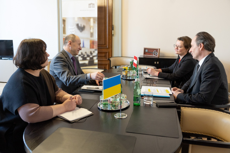 Aussprache. Rechte Tischseite: Österreichische Delegation unter der Leitung von Bundesratspräsident Günter Kovacs (SPÖ) (rechts), linke Tischseite: Ukrainische Delegation unter der Leitung des Ukrainischen Botschafters Wassyl Chymynez (zweiter von links)