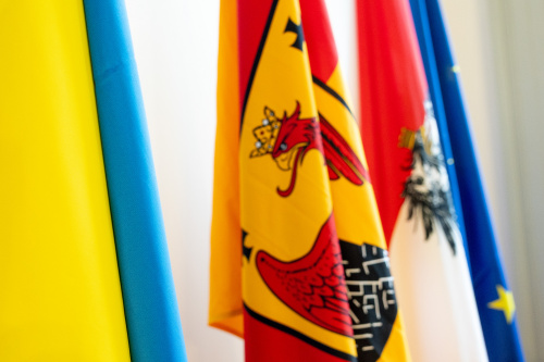 Von links: Flaggen der Ukraine, Burgenland, Österreich und der EU - 1