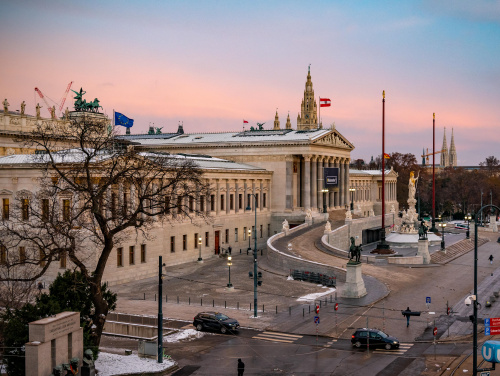 Seitlicher Blick auf das Parlamentsgebäude bei Sonnenaufgang