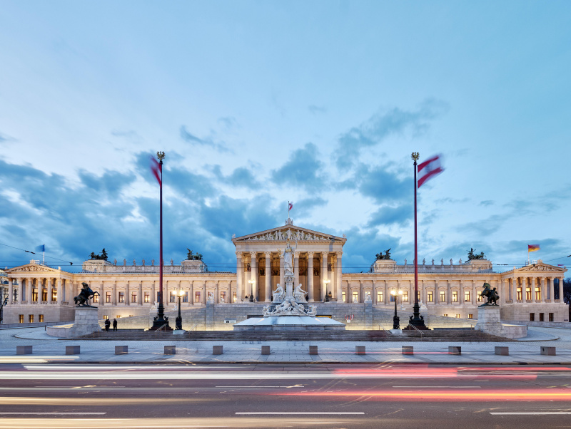 Beflaggtes Parlamentsgebäude - blaue Stunde - Aussenaufnahme