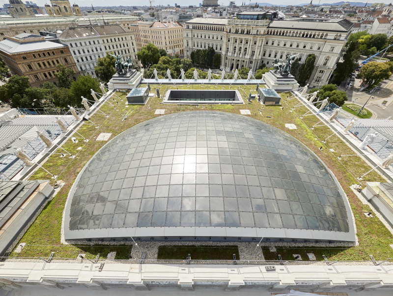 Blick vom Kran auf die neu errichtete Glaskuppel über dem NR-Saal