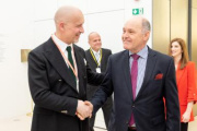 Von rechts: Nationalratspräsident Wolfgang Sobotka (ÖVP) begrüßt den Ordens-Prokurator Baron Vinzenz von Stimpfl-Abele – St. Georgs-Orden