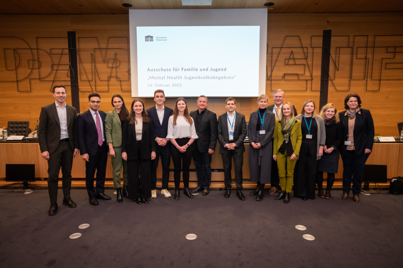 Gruppenfoto mit Veranstaltungsteilnehmer:innen und Experten:innen