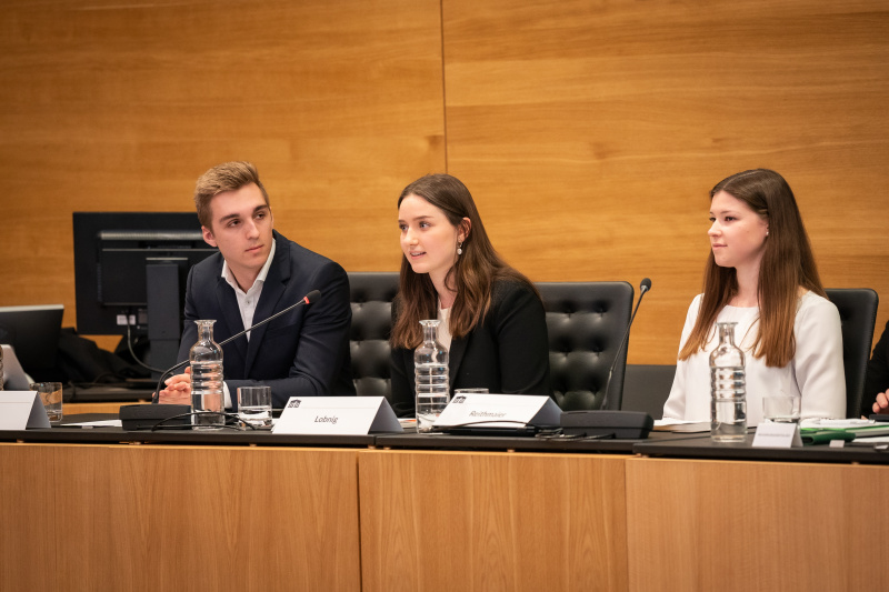Von links: Paul Freysinger (Stellvertretender Bevollmächtigter des Volksbegehren), Mira Lobing (Stellvertretender des Volksbegehren) (am Wort), Carina Reithmaier (Bevollmächtigte des Volksbegehren)