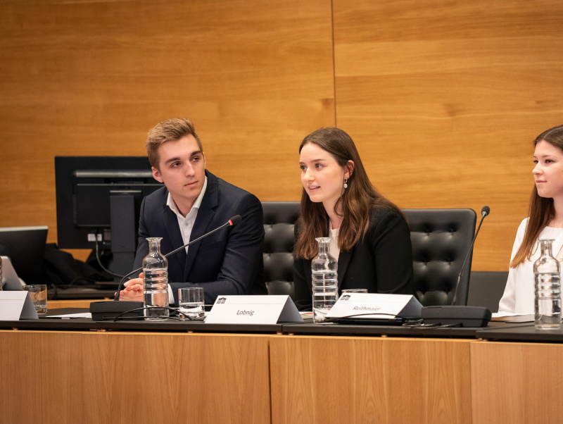 Von links: Paul Freysinger (Stellvertretender Bevollmächtigter des Volksbegehren), Mira Lobing (Stellvertretender des Volksbegehren) (am Wort), Carina Reithmaier (Bevollmächtigte des Volksbegehren)..