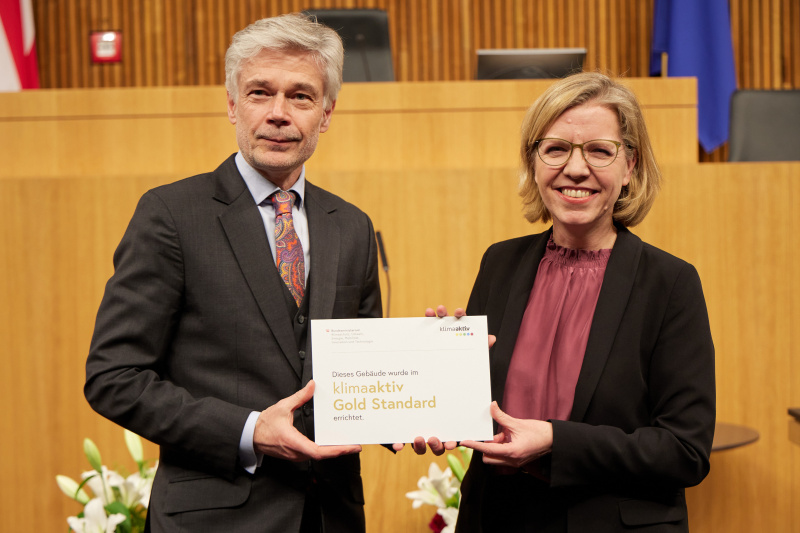 Überreichung der klimaaktiv Gold- Plakette, von links: Parlamentsdirektor Harald Dossi, Infrastrukturministerin Leonore Gewessler (GRÜNE)