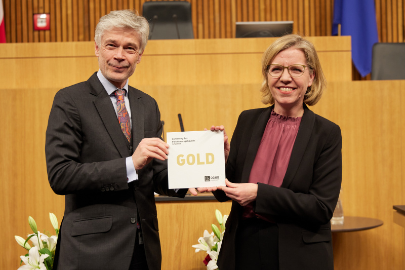 Überreichung der ÖGNB Gold- Plakette, von links: Parlamentsdirektor Harald Dossi, Infrastrukturministerin Leonore Gewessler (GRÜNE)