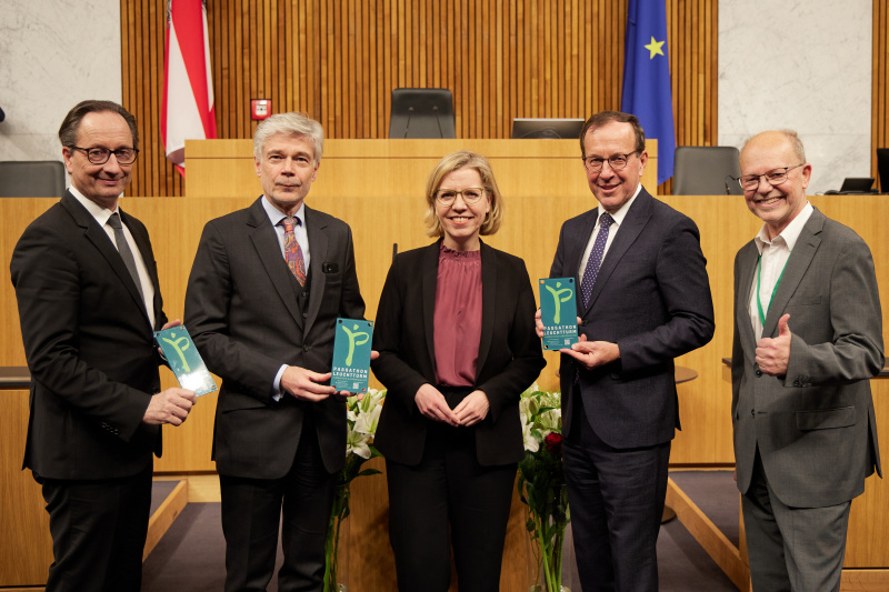 Von links: Bundesratspräsident Günter Kovacs (SPÖ), Parlamentsdirektor Harald Dossi, Infrastrukturministerin Leonore Gewessler (GRÜNE), Veranstaltungsteinehmer, Günter Lang Organisator passathon