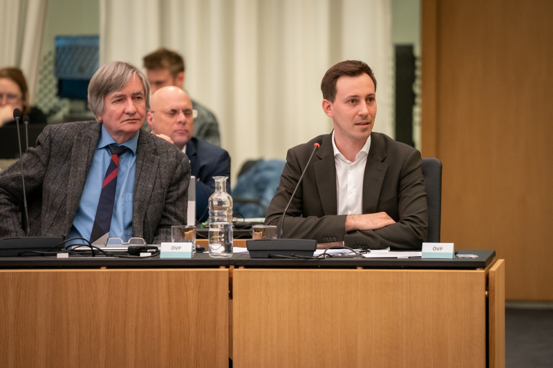 Von links: Nationalratsabgeordneter Josef Smolle (ÖVP), Nationalratsabgeordneter Nico Marchetti (ÖVP) am Wort