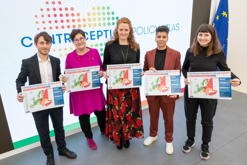 Von links: Policy and Research Officer Leonidas Galeridis – European Parliamentary Forum for Sexual and Reproductive Rights, Nationalratsabgeordnete Petra Bayr (SPÖ), Nationalratsabgeordnete Fiona Fiedler (NEOS), Nationalratsabgeordnete Faika El-Nagashi (GRÜNE), Jugendsexualpädagogin Dorit Nopper