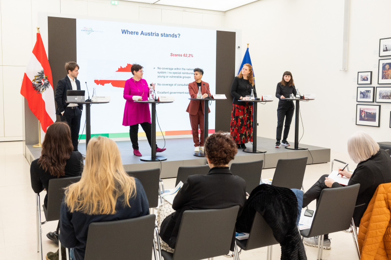 Von links: Policy and Research Officer Leonidas Galeridis – European Parliamentary Forum for Sexual and Reproductive Rights, Nationalratsabgeordnete Petra Bayr (SPÖ), Nationalratsabgeordnete Faika El-Nagashi (GRÜNE), Nationalratsabgeordnete Fiona Fiedler (NEOS), Jugendsexualpädagogin Dorit Nopper