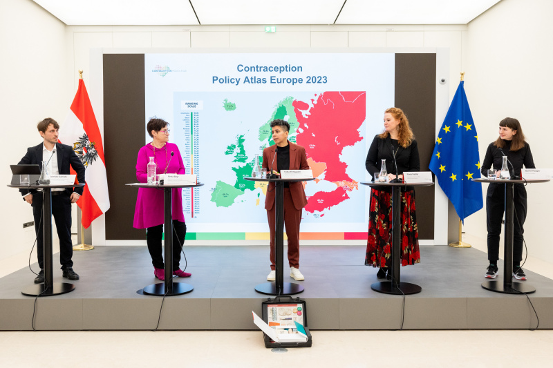Von links: Policy and Research Officer Leonidas Galeridis – European Parliamentary Forum for Sexual and Reproductive Rights, Nationalratsabgeordnete Petra Bayr (SPÖ), Nationalratsabgeordnete Faika El-Nagashi (GRÜNE), Nationalratsabgeordnete Fiona Fiedler (NEOS), Jugendsexualpädagogin Dorit Nopper