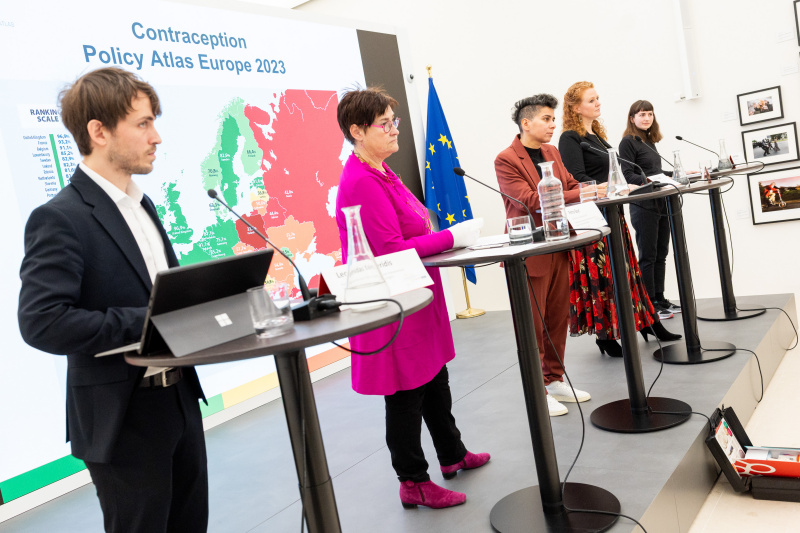 Von links: Policy and Research Officer Leonidas Galeridis – European Parliamentary Forum for Sexual and Reproductive Rights, Nationalratsabgeordnete Petra Bayr (SPÖ), Nationalratsabgeordnete Faika El-Nagashi (GRÜNE), Nationalratsabgeordnete Fiona Fiedler (NEOS), Jugendsexualpädagogin Dorit Nopper
