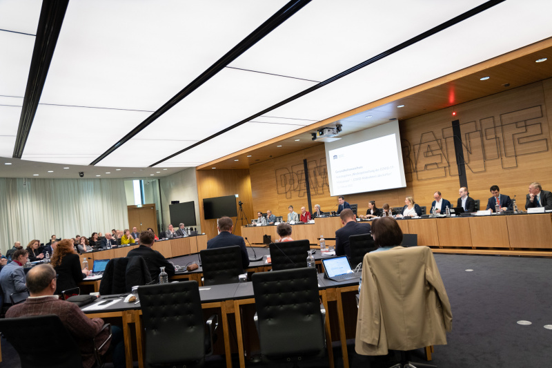 Blick Richtung Ausschussteilnehmer:innen