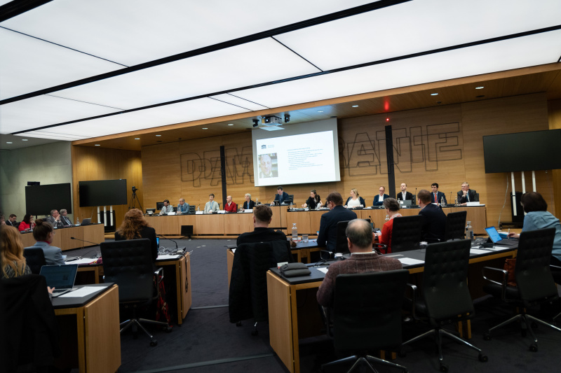 Einleitende Stellungnahme per Video von Christian Fiala, Bevollmächtigter zum Volksbegehren „Wiedergutmachung der COVID-19-Massnahmen“. Blick Richtung Sitzungsteilnehmer:innen