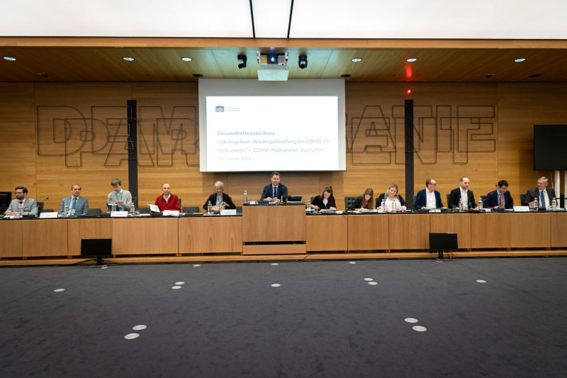 Blick Richtung Präsidium. von links: Andre Hutter, Stellvertreter zum Volksbegehren COVID-Maßnahmen abschaffen, Michael Fichtenbauer, Stellvertreter zum Volksbegehren "COVID-Maßnahmen abschaffen", Robert Marschall, Bevollmächtigter zum Volksbegehren "COVID-Maßnahmen abschaffen", Karin Kaiblinger, Stellvertreterin zum Volksbegehren „Wiedergutmachung der COVID-19-Massnahmen“