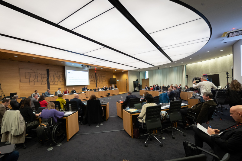 Blick in den Sitzungssaal