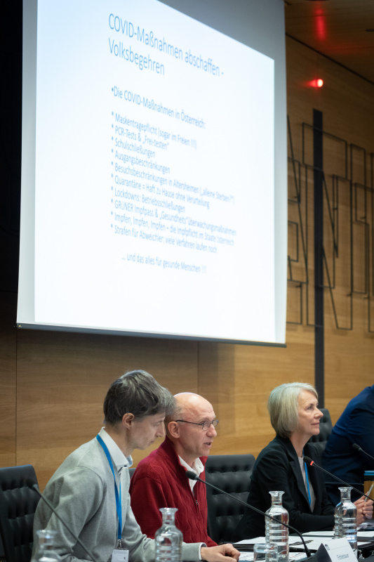 Einleitende Stellungnahme durch Robert Marschall, Bevollmächtigter zum Volksbegehren „COVID-Maßnahmen abschaffen“ (Mitte)