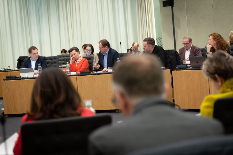 Fragerunde, Nationalratsabgeordneter Rudolf Silvan (SPÖ) (2. von links) am Wort