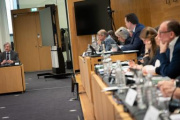Fragerunde, Nationalratsabgeordneter Josef Smolle (ÖVP) am Wort (links). Am Präsidium Nationalratsabgeordneter Nationalratsabgeordneter Gerhard Kaniak (FPÖ) am Präsidium (2. von rechts)