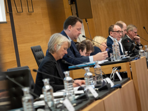 Auf der Regierungsbank: Gesundheitsminister Johannes Rauch (GRÜNE) am Wort (3. von rechts)