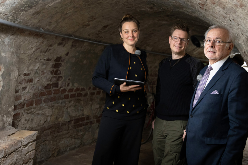 Gruppenfoto von rechts: Oliver Rathkolb, Professor für Neuere Geschichte, Andre Wolf, Social Media Coordinator bei Mimikama, Tatjana Lukáš, Podcast Host