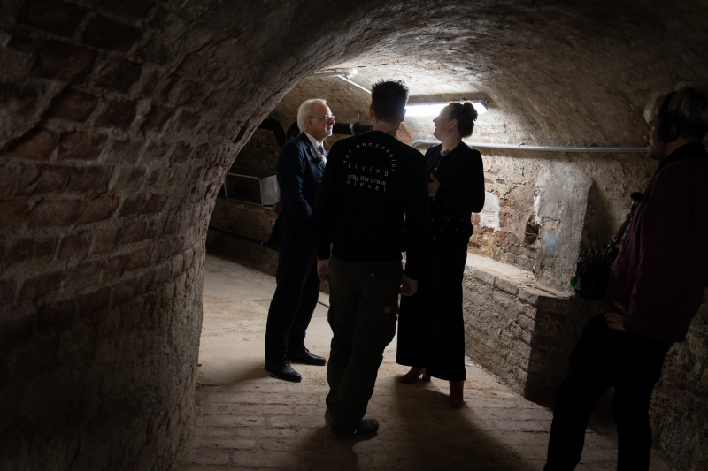 Im Gespräch, von links: Oliver Rathkolb, Professor für Neuere Geschichte, Andre Wolf, Social Media Coordinator bei Mimikama, Tatjana Lukáš, Podcast Host