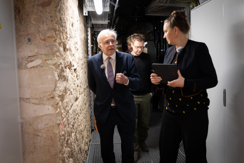 Oliver Rathkolb, Professor für Neuere Geschichte, und Tatjana Lukáš, Podcast Host im Interview