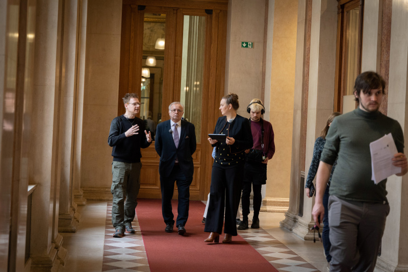 von links: Andre Wolf, Social Media Coordinator bei Mimikama, Oliver Rathkolb, Professor für Neuere Geschichte, Tatjana Lukáš, Podcast Host, im Interview