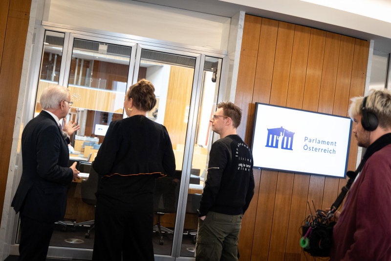 von links: Oliver Rathkolb, Professor für Neuere Geschichte, Tatjana Lukáš, Podcast Host, Andre Wolf, Social Media Coordinator bei Mimikama,