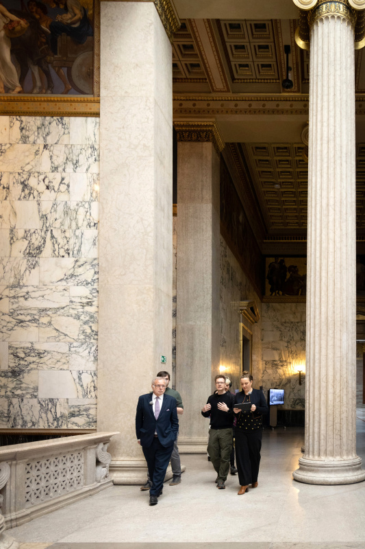 von links: Oliver Rathkolb, Professor für Neuere Geschichte, Andre Wolf, Social Media Coordinator bei Mimikama, Tatjana Lukáš, Podcast Host, im Interview