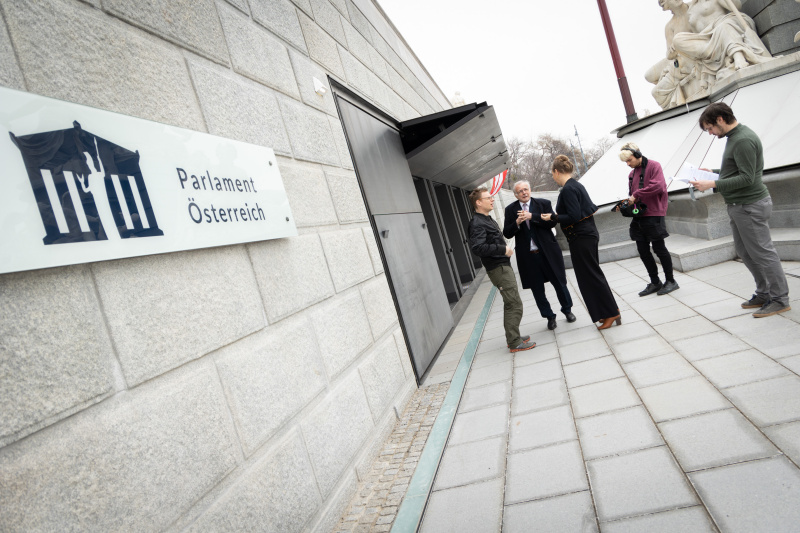 von links: Andre Wolf, Social Media Coordinator bei Mimikama, Oliver Rathkolb, Professor für Neuere Geschichte, Tatjana Lukáš, Podcast Host, im Interview