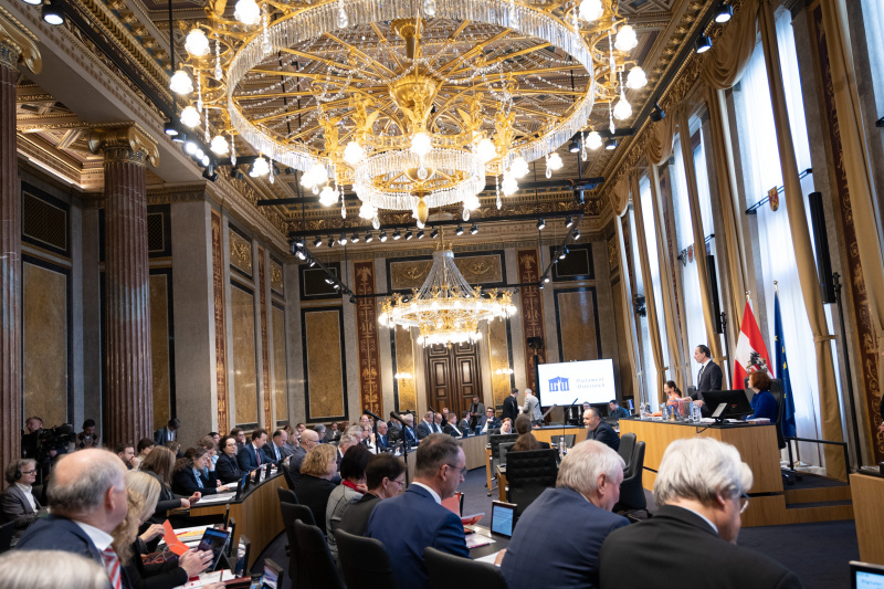 Antrittsrede von Bundesratspräsident Günter Kovacs (SPÖ) am Präsidium. Blick Richtung Sitzungsteilnehmer:innen