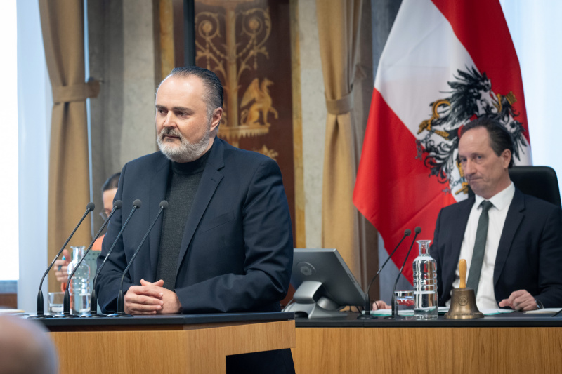 Landeshauptmann Burgenland Hans-Peter Doskozil am Redner:innenpult