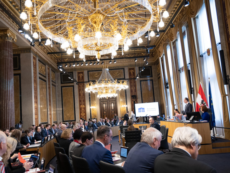 Antrittsrede von Bundesratspräsident Günter Kovacs (SPÖ) am Präsidium. Blick Richtung Sitzungsteilnehmer:innen