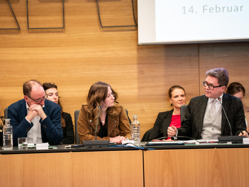 Von rechts: Bildungsminister Martin Polaschek (ÖVP) am Wort, Staatssekretärin Claudia Plakolm (ÖVP), Gesundheitsminister Johannes Rauch (Grüne)