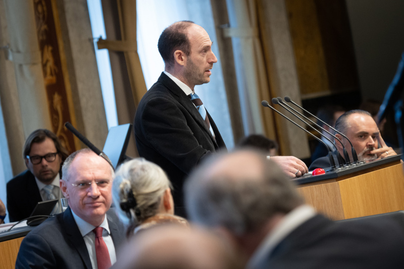 Bundesrat Karl-Arthur Arlamovsky (NEOS) am Redner:innenpult