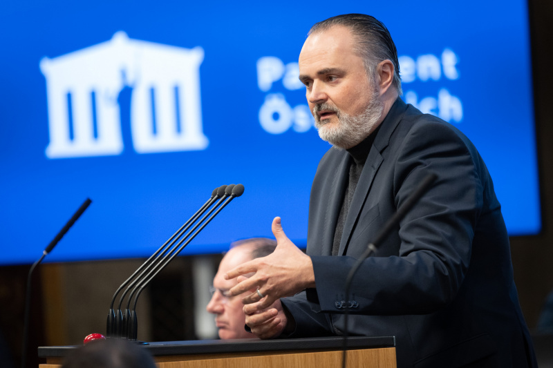 Landeshauptmann Peter Doskozil (SPÖ) am Redner:innenpult