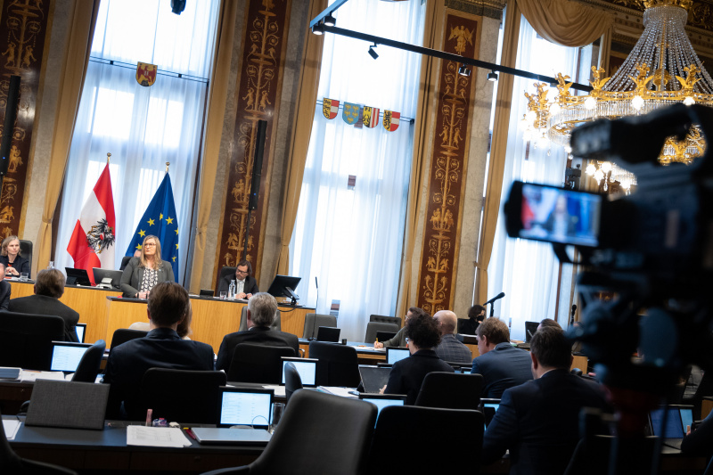 Bundesrätin Claudia Hauschildt-Buschberger (GRÜNE) am Redner:innenpult. Blick in den Sitzungssaal